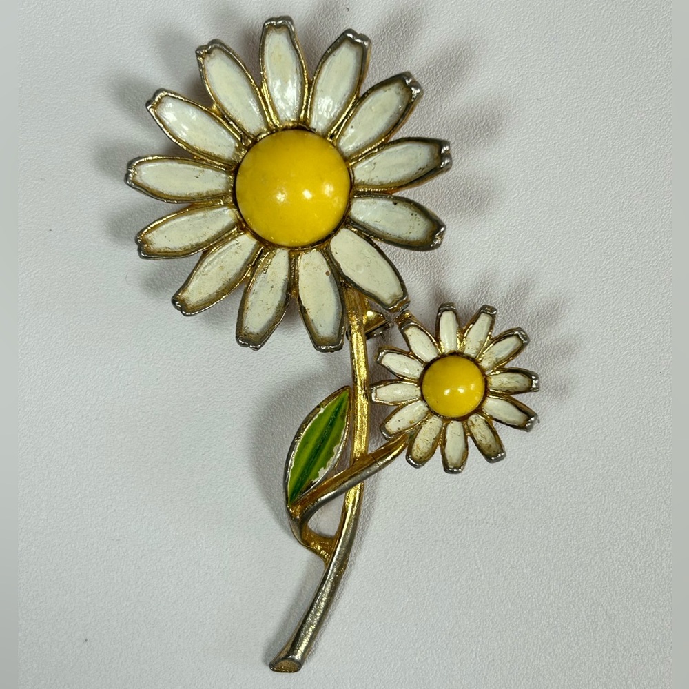 VINTAGE SIGNED ALBERT WEISS DAISY FLOWER ENAMEL BROOCH PIN GOLD TONE